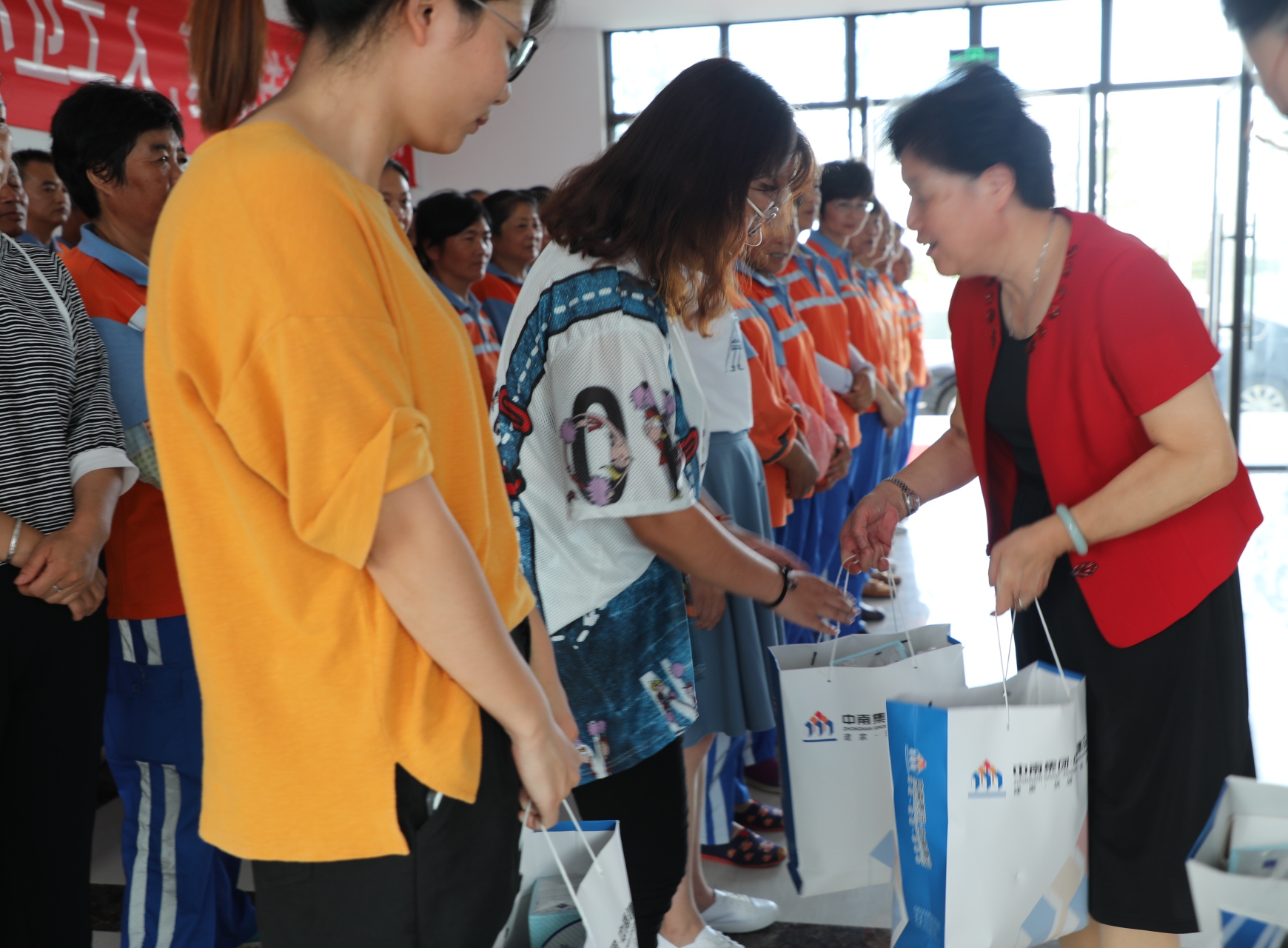 中南集团慰问海门环卫工人  献爱环卫工  高温送清凉